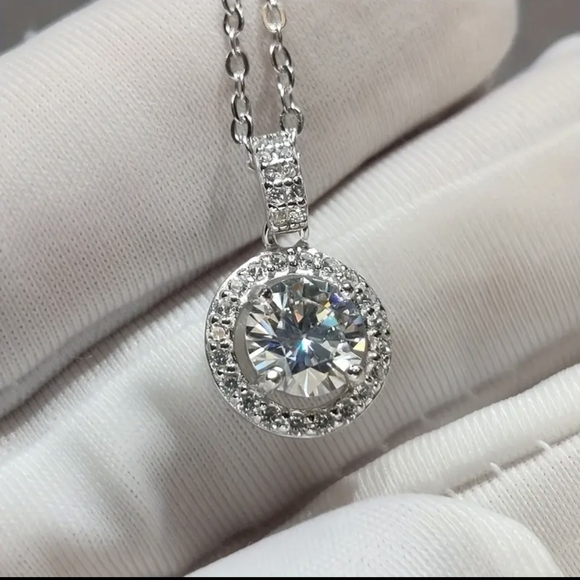 10 Carat Moissanite set in Sterling Silver with Sterling Silver Chain - Picture 6 of 9